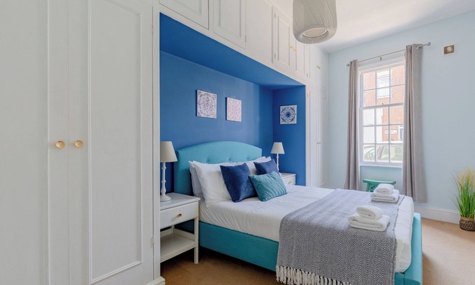Sands End Apartment | Idyllic 2BD Retreat by the River Thames, Fulham