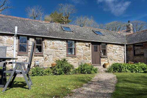 Castallack Apartment | Idyllic Cornish cottage in the beautiful Lamorna valley - walk to pub & sea