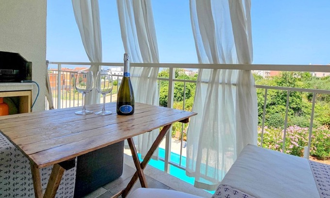 Novigrad Apartment | Idyllic flat with sea view, pool, barbecue, washing machine, private car park