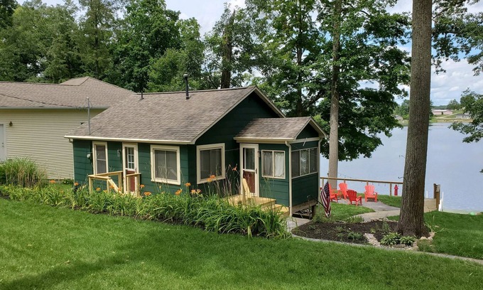 Syracuse Cottage | Idyllic Lake Cottage on Papakeechie Lake