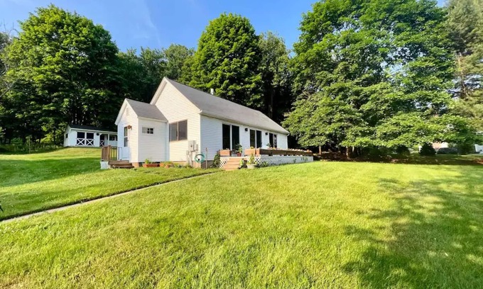 Ridgefield House | Idyllic Lightfilled Cottage
