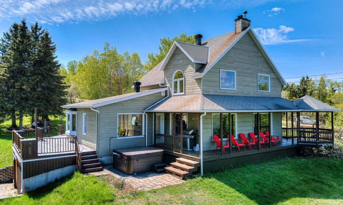 Baie-St-Paul House | Idyllic Nature Retreat | Hot tub & Scenic Views