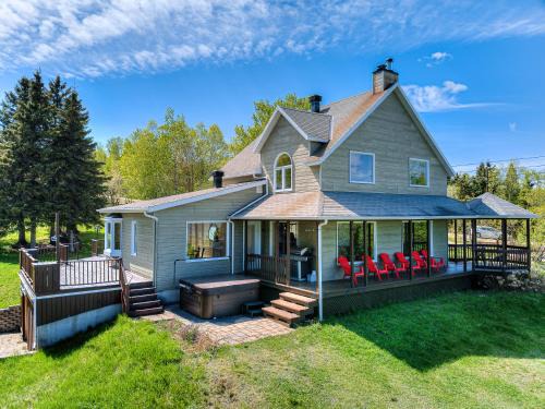 Baie-St-Paul House | Idyllic Nature Retreat - Hot tub and Scenic Views