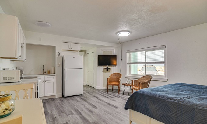 Pass-a-Grille Historic District Apartment | Idyllic Pass-A-Grille Studio - Walk to the Beach!