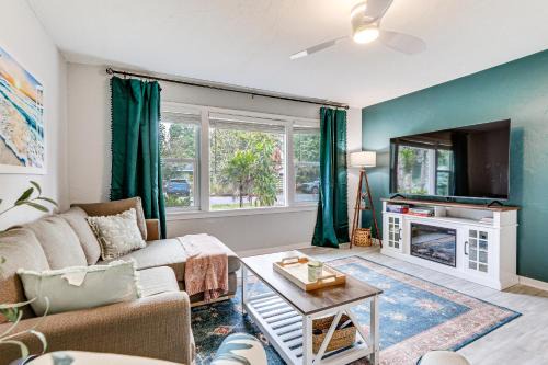 Downtown House | Idyllic Sarasota Home with Yard 2 Mi to Beach!