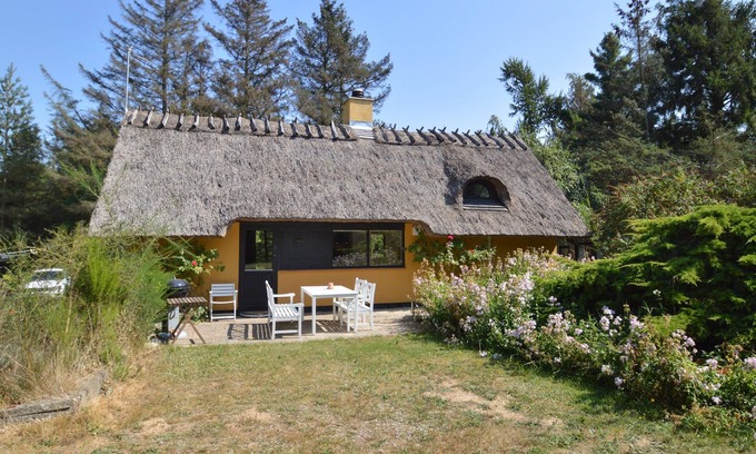 Lundby House | Idyllic thatched cottage in green surroundings in South Zealand.