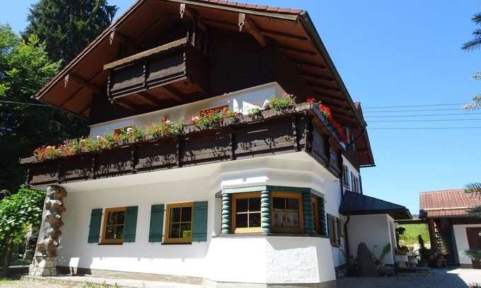 Rosshaupten Apartment | Idyllic villa in the forest, cozy apartment with balcony, near Füssen