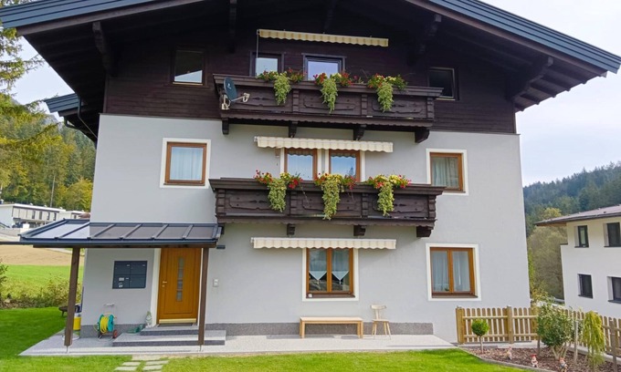 Langkampfen Apartment | Idyllically situated apartment, 800m to the ski bus
