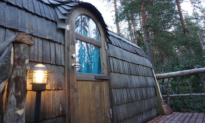 Espoo Cabin | Igluhut sleeping with reindeer