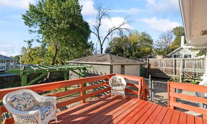 Des Moines House | Ignatius’ House Come in & relax in Des Moines in a home with AC, WiFi, heater,
