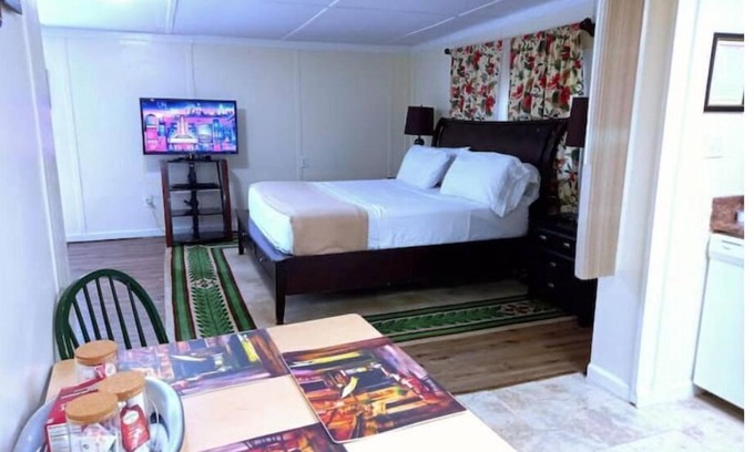 Douglasville House | Ike's Place - Come Stay, Work, and Play!