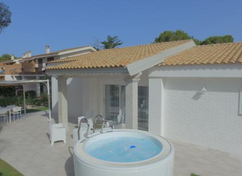 Porto Pino Villa | IKEBANA VILLAS PORTO PINO BEACH