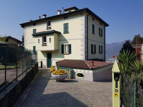 Calolziocorte Apartment | Il Palazzo apartment with a view of the lake and nature