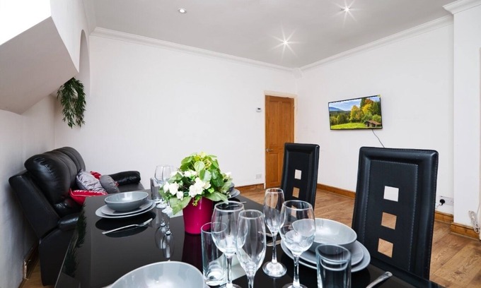 Whalebone House | IMMACULATE 3 BED HOUSE WITH EN-SUITE. JUST REFURBISHED