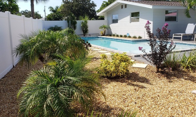 Southgate House | Immaculate, 3 bedroom, 2 bath Close to Siesta Beach, with HEATED POOL