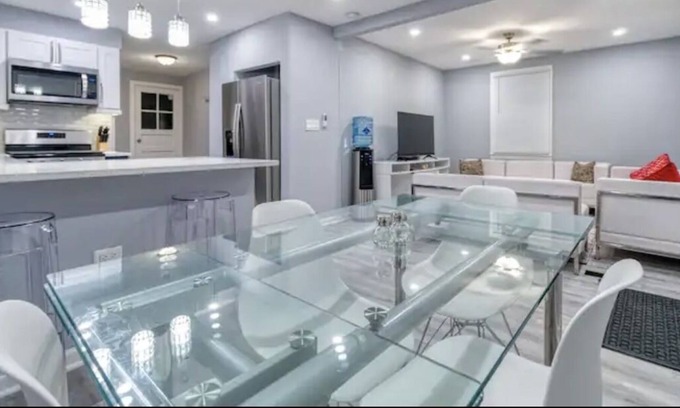 Wood Dale House | Immaculate 3 Bedroom 2 Bath house near Ohare!