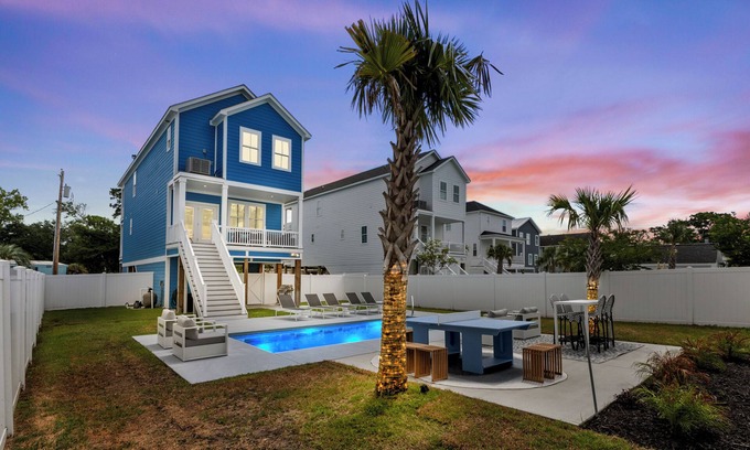 Garden City House | Immaculate 5BR Retreat- Pool and More! The Blue Palm