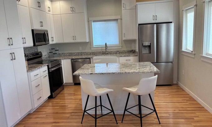 Central Point House | Immaculate and private 2-bedroom house, close to everything, pet friendly