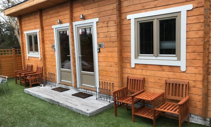 Allanfearn House | Immaculate Cabin 5 mins to Inverness Dog friendly