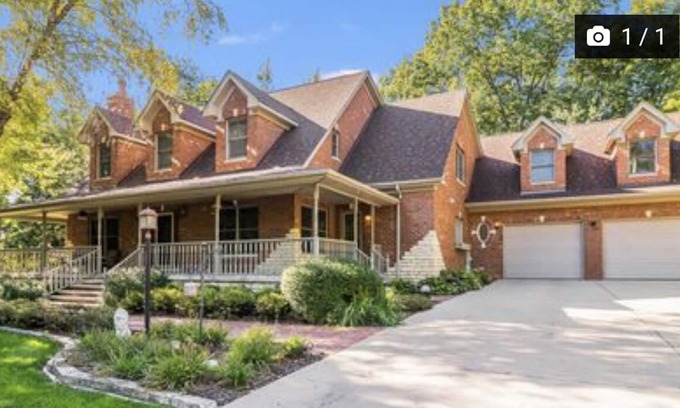 Newark House | Immaculate home on over 3 acres, near Starved Rock & Ottawa.