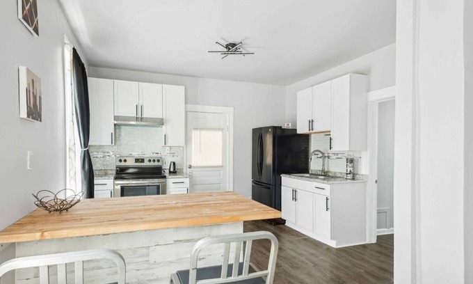 Mexicantown - Southwest Detroit House | Immaculate Retreat: Modern 3-BR Gem in Lansing Detroit