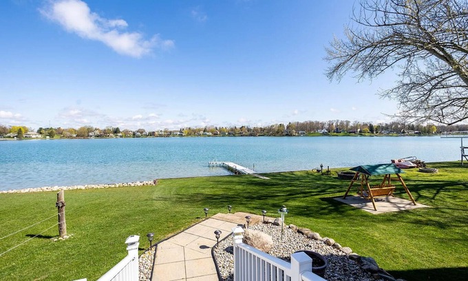 Moscow House | Immaculate Waterfront Cottage on Silver Lake in Irish Hills