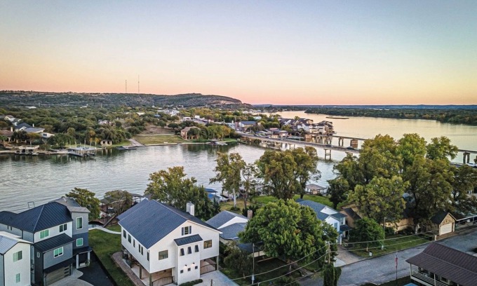 Kingsland House | Immaculate Waterfront Home for 16 w/Private Dock!