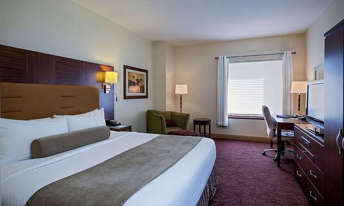 Wauwatosa Hotel | Immerse in Milwaukee's Culture with Comfort & Convenience with Swimming Pool