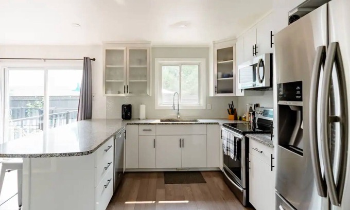 Barrie House | Immerse Yourself in style:Discover Executive Elegance at Our Stunning BNB Suites