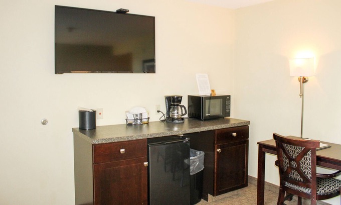 Kelleys Island House | Immerse yourself in the natural beauty of Kelleys Island Glacier Suite 114