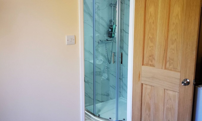 Eastleigh Cabin | Impeccable 1-Bed Lodge in Eastleigh