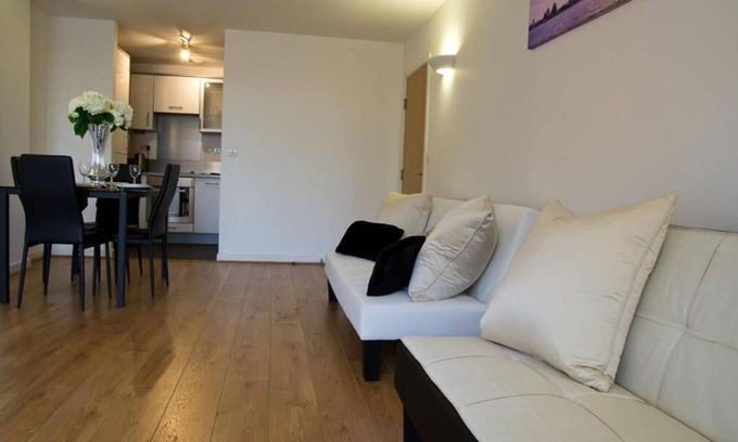 Brentwood Apartment | Impeccable 2-Bed Apartment in Brentwood