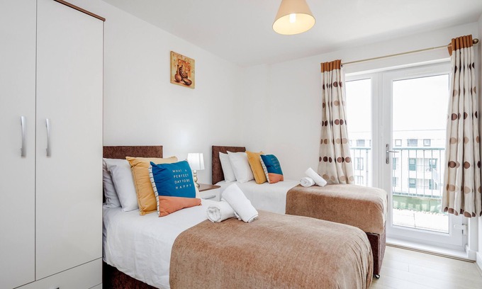 Brooklands Apartment | Impeccable 2-Bed Apartment in Romford