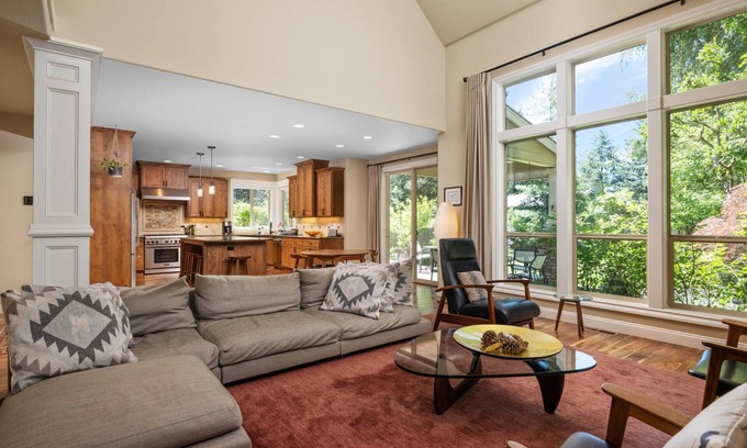 Bridlemile House | Impeccable Décor and Furnishing, Splendid Neighborhood, Pet Friendly, Fenced Backyard, Next to Park
