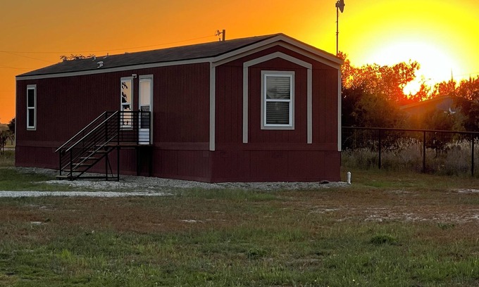 Yancey House | Impeccably Clean 2 Bed/ 2 Bath Country Home