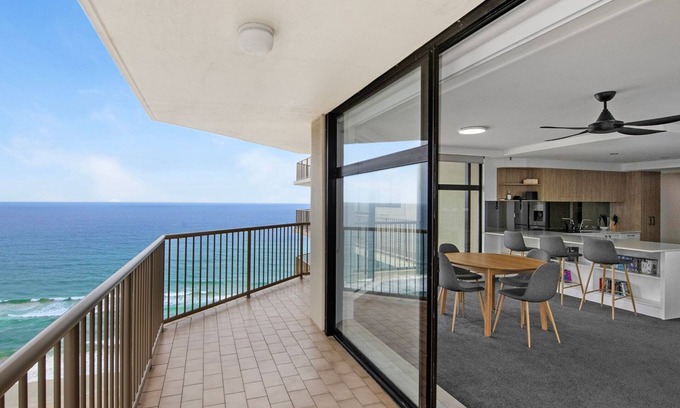 Surfers Paradise Apartment | Imperial Surf Modern Beachfront Apartment - CoastHM