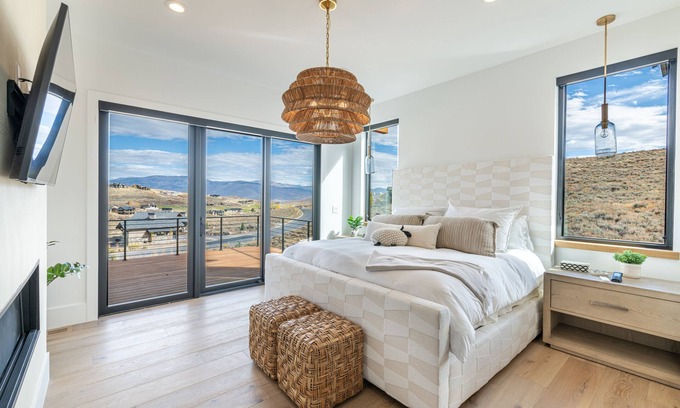 Tuhaye House | Impressive Tuhaye Home with Hot Tub, Pool Table, and Sweeping Mountain Views