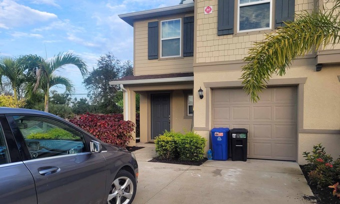 North Fort Myers Cottage | In a gated pool & Lakeside community. Close to I75 , beaches, famous downtown.