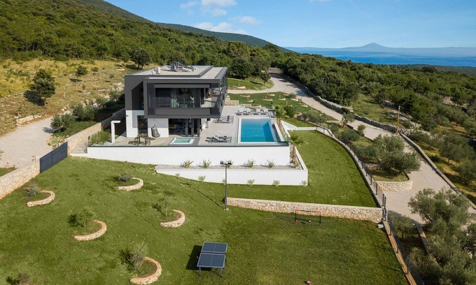 Viskovici House | In a unique location and with a fantastic panoramic view of the sea, this luxury villa in Viskovici