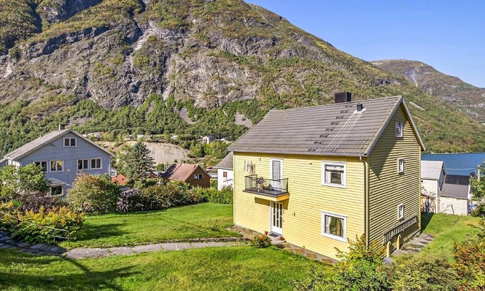 Ardalstangen Apartment | In Årdalstangen welcomes you this modern apartment with fjord view.