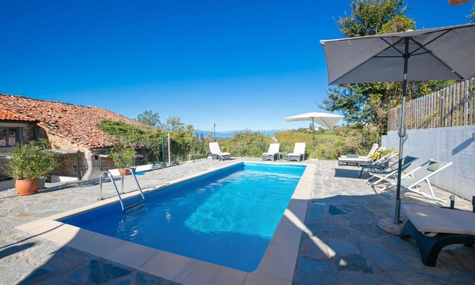 Clavesana Apartment | In Bocca Al Lupo with Shared Pool