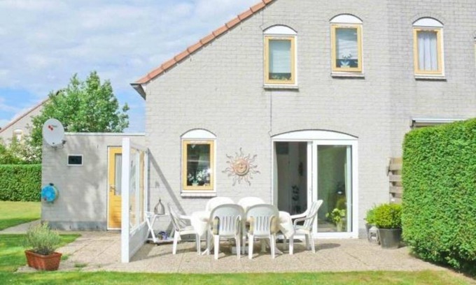 Breskens House | In Breskens, on vacation park Fort Soleil, you will find this semi-detached vacation home Zeezwaluw Nr 29 with a living comfort of approx. 103 m2.