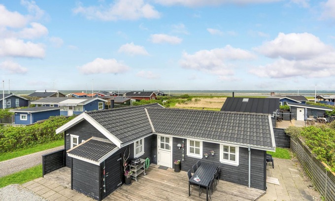 Logstor House | In Lendrup there is a nice lido on the beach, on the beach you can book tennis courts, rent a boat,