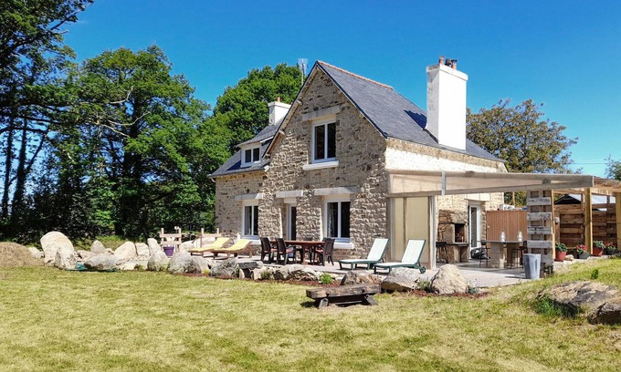 Moelan-sur-Mer House | In southern Brittany, in the countryside, this tasteful stone house with beautiful decor welcomes yo