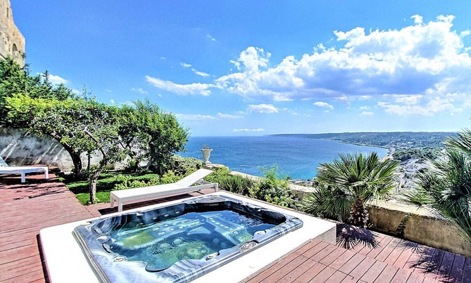 Castro Marina Ski Chalet | In the ancient castro jacuzzi amazing sea view