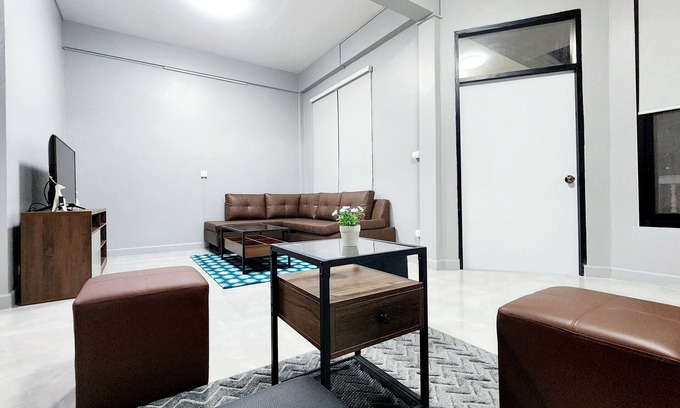 Ratchadaphisek House | In the central of the city, close to convenience stores and transportation hubs.