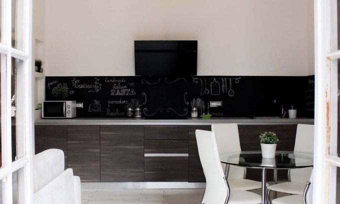 Salerno Apartment | In the center, large and bright, very close to the Amalfi Coast
