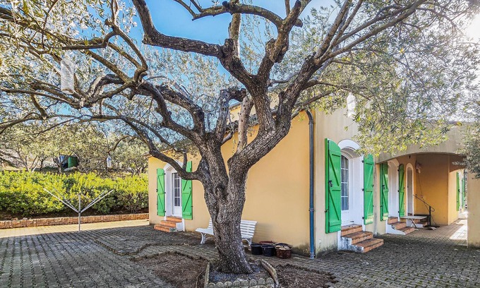 Saint-Chinian House | In the charming town of Saint Chinian welcomes you this beautiful cottage with lovely garden.