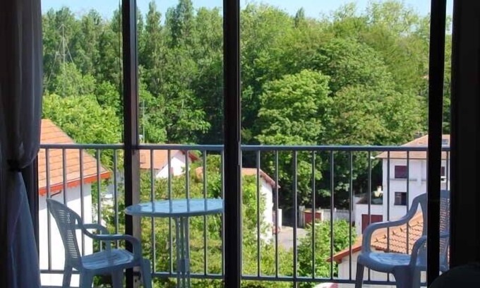 Saint-Jean-de-Luz City Center Apartment | in the heart of Saint Jean de Luz large T1 facing south with balcony 250 m from the beach