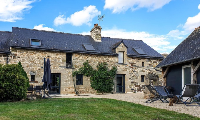 Neulliac House | In the heart of Brittany, this stylish and spacious vacation home welcomes you.
